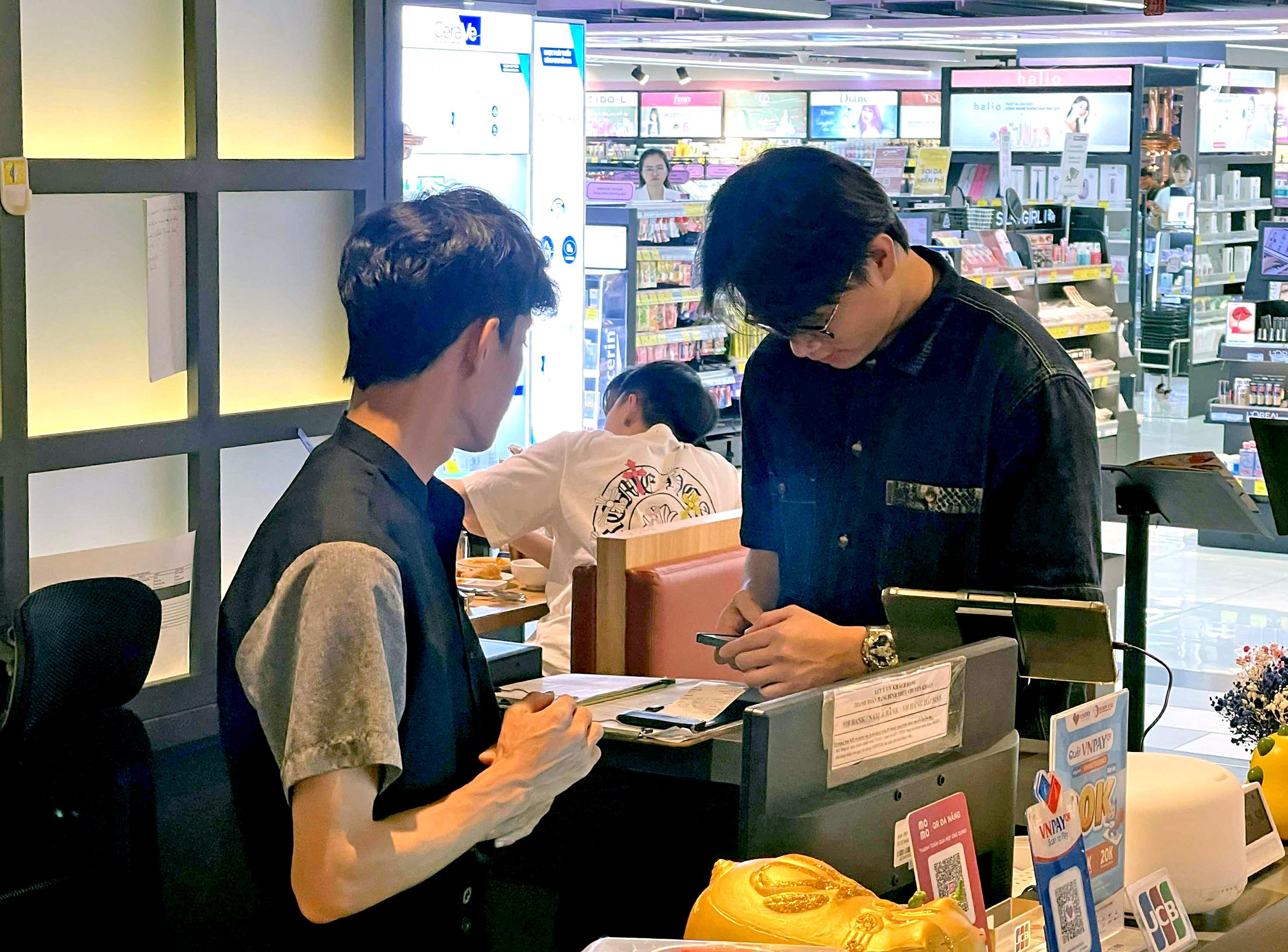 Phục vụ có nhiệt tình hay không phụ thuộc vào tiền tip của khách? 1 Phục vụ có nhiệt tình hay không phụ thuộc vào tiền tip của khách? - Ảnh 1.