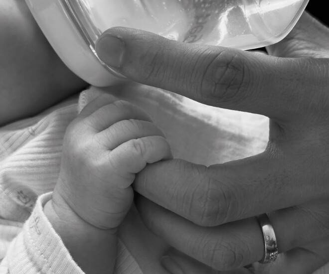 Puka khoe cảnh chồng bế ru con sau nửa năm sinh bé đầu lòng, nhóc tì nay bụ bẫm, đầu đầy tóc - 4