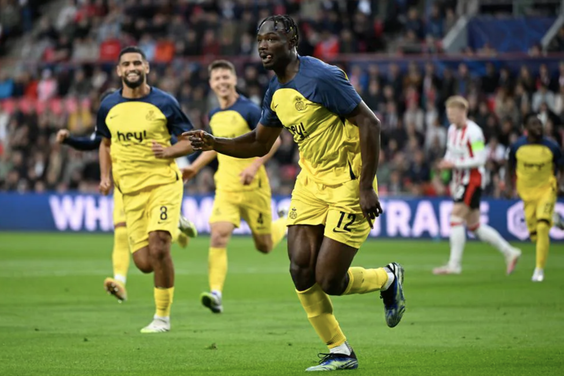 Qarabag ngược dòng hạ Benfica, 