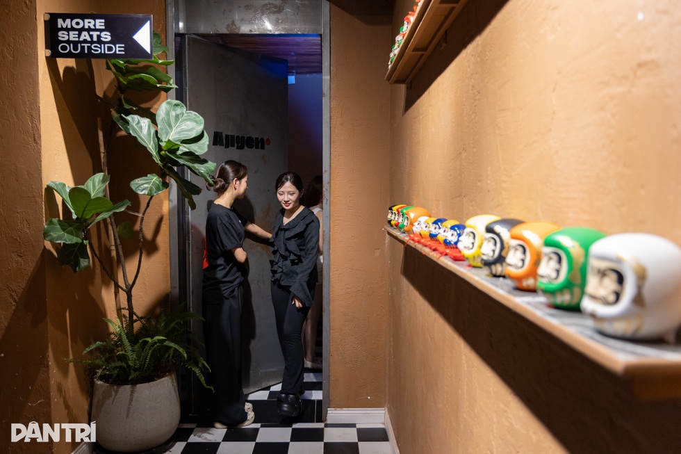 Quán ăn Nhật ở Hà Nội có lối vào bí mật, khách đến lách mình qua lối hẹp - 1