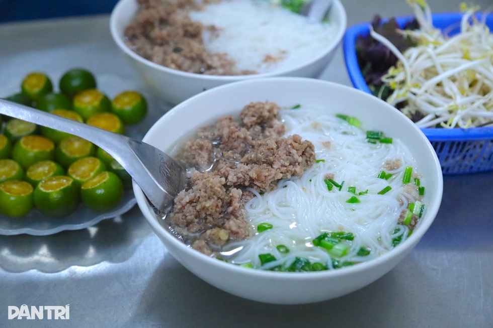 Quán bún ở Hà Nội giá 20.000 đồng, chủ khẳng định chỉ lãi 2.500 đồng/bát - 1