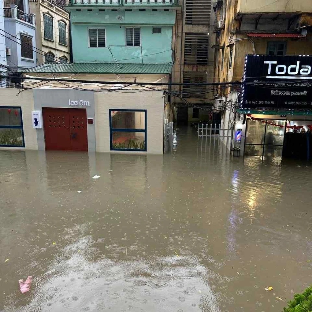 Quán cà phê ở Hà Nội mới khai trương 1 tháng, 3 lần phải chạy lụt - 1