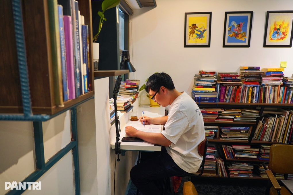 Quán cà phê toàn món độc lạ, chủ gây sốt khi trả tiền cho người đọc sách - 1