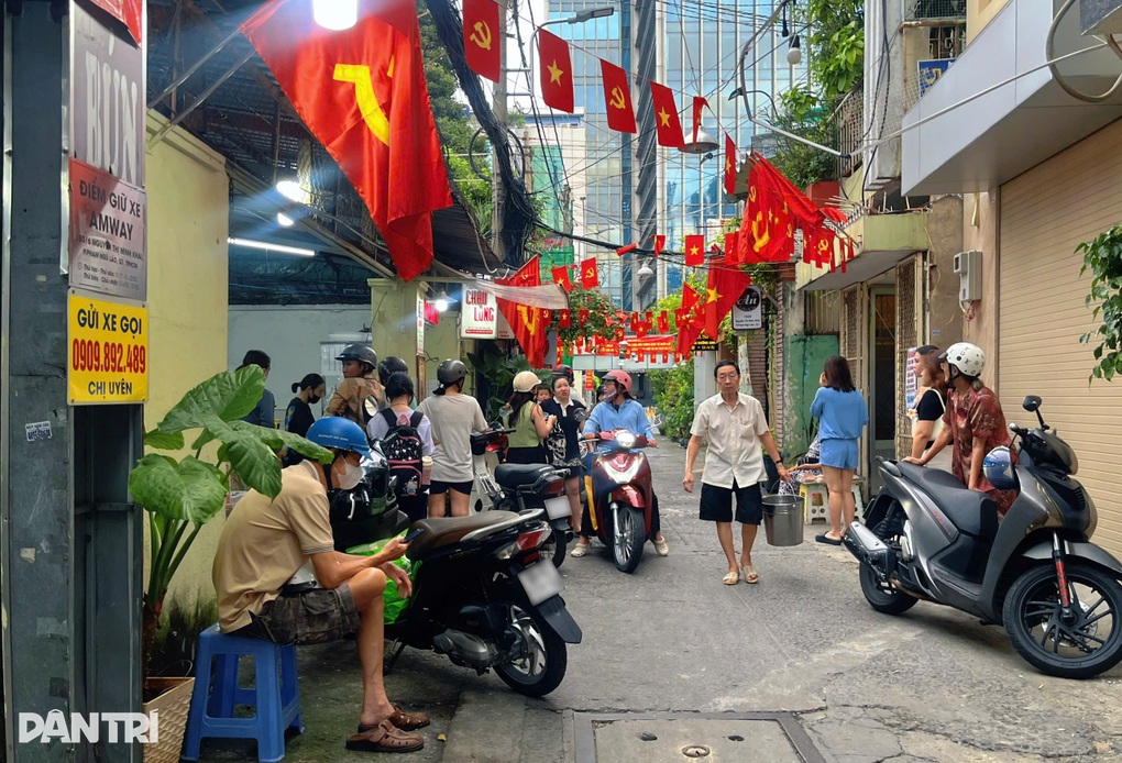 Quán cháo 34 năm tuổi ở TPHCM: Khách xếp hàng dài, đợi 30 phút mới có ăn - 1