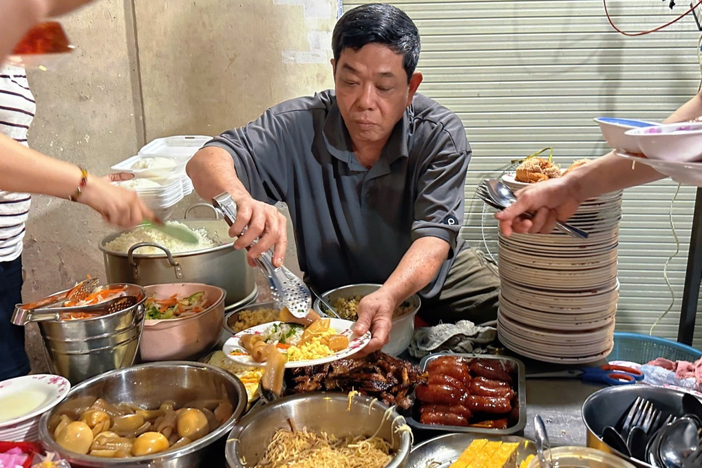 Quán cơm tấm ma ở TPHCM chỉ mở lúc đêm khuya, khách xếp hàng thưởng thức - 2
