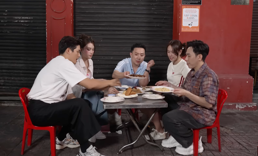 Quán cơm tấm ma ở TPHCM chỉ mở lúc đêm khuya, khách xếp hàng thưởng thức - 1