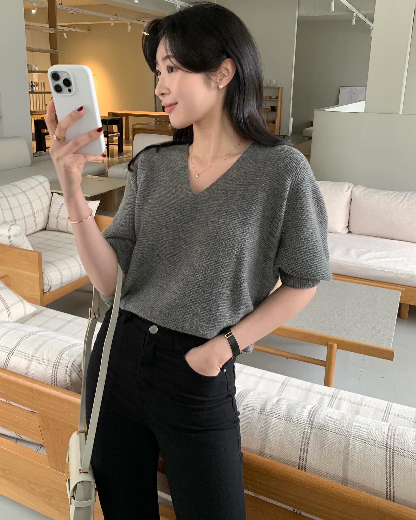 Quan den mac voi 4 kieu ao nay la dep