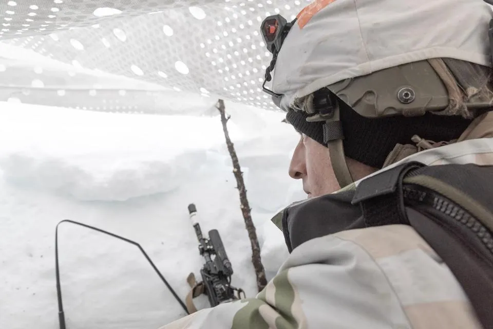 Một binh sĩ được huấn luyện tại Masi (Na Uy) vào tháng 3-2024. Ảnh: LE MONDE Điều đáng sợ không ngờ đối với binh sĩ ở Bắc Cực