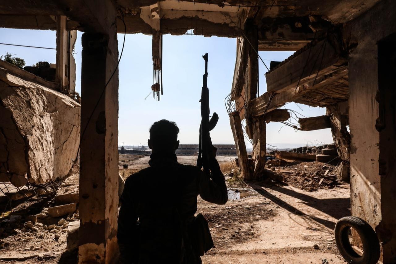 Quân đội Syria đặt sẵn lưỡi lê đối đầu lực lượng người Kurd ở Aleppo - Ảnh 1. Quân đội Syria đặt sẵn lưỡi lê đối đầu lực lượng người Kurd ở Aleppo - Ảnh 1.