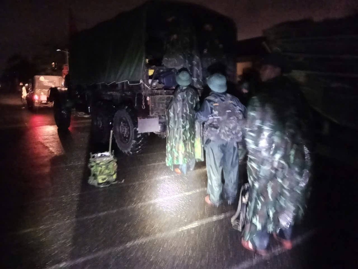 Quân khu 5 họp khẩn, huy động lực lượng ứng cứu vùng ngập lụt - Ảnh 1.