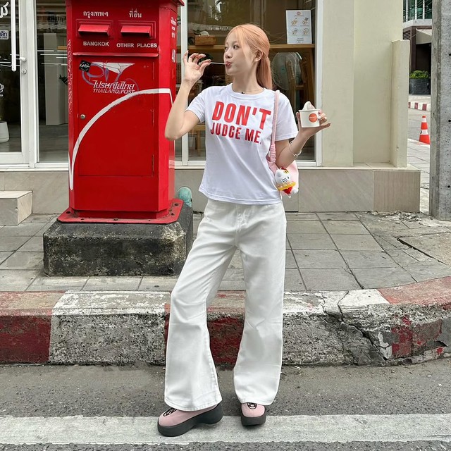 Quần trắng tạo điểm nhấn trong mọi phong cách- Ảnh 1.