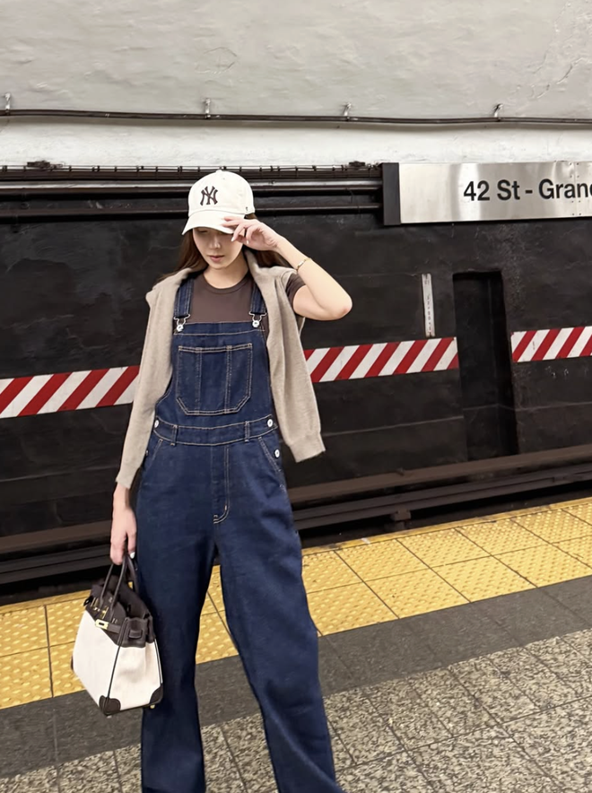 Quần yếm giúp nàng luôn trẻ trung, tươi tắn mỗi ngày- Ảnh 1.