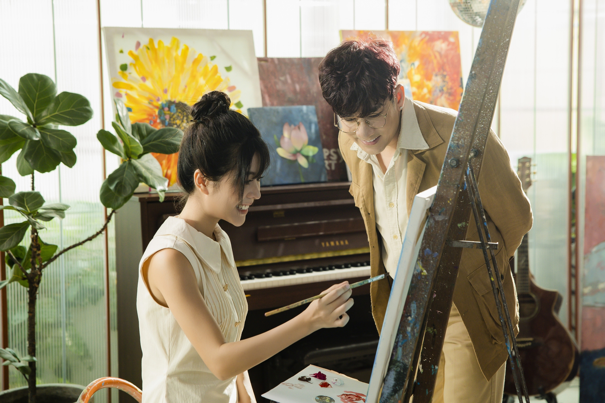 Nam ca sĩ Vpop giàu tới mức tiền đổ ào xuống chân, tung MV mới khiến thanh xuân bao thế hệ như ùa về- Ảnh 9. Nam ca sĩ Vpop giàu tới mức tiền đổ ào xuống chân, tung MV mới khiến thanh xuân bao thế hệ như ùa về- Ảnh 9.