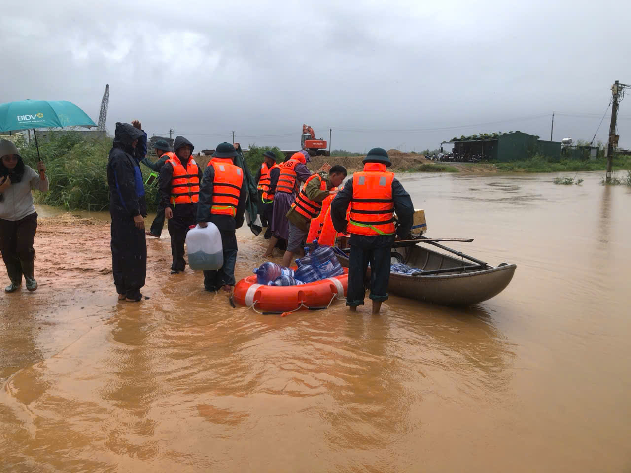 Quảng Ngãi giải cứu nhiều người dân mắc kẹt trên sông Trà Khúc 1 Quảng Ngãi đang nỗ lực giải cứu nhiều người dân mắc kẹt trên sông Trà Khúc - Ảnh 1.