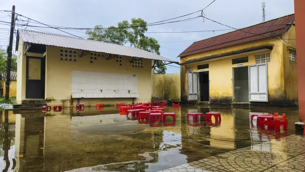 quang-tri-phu-huynh-buc-xuc-vi-lam-duong-khien-truong-tieu-hoc-cu-mua-la-ngap-dai-ngay- (2).jpg