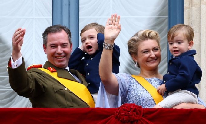 Đại công tước Guillaume cùng vợ con vẫy chào người dân từ Đại cung điện ở Luxembourg hôm 3/10. Ảnh: Reuters