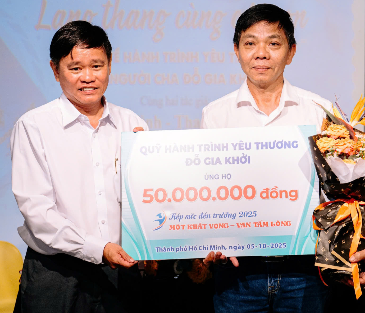 Quỹ 'Hành trình yêu thương - Đỗ Gia Khởi' trao Tuổi Trẻ 50 triệu đồng tiếp sức đến trường - Ảnh 1.