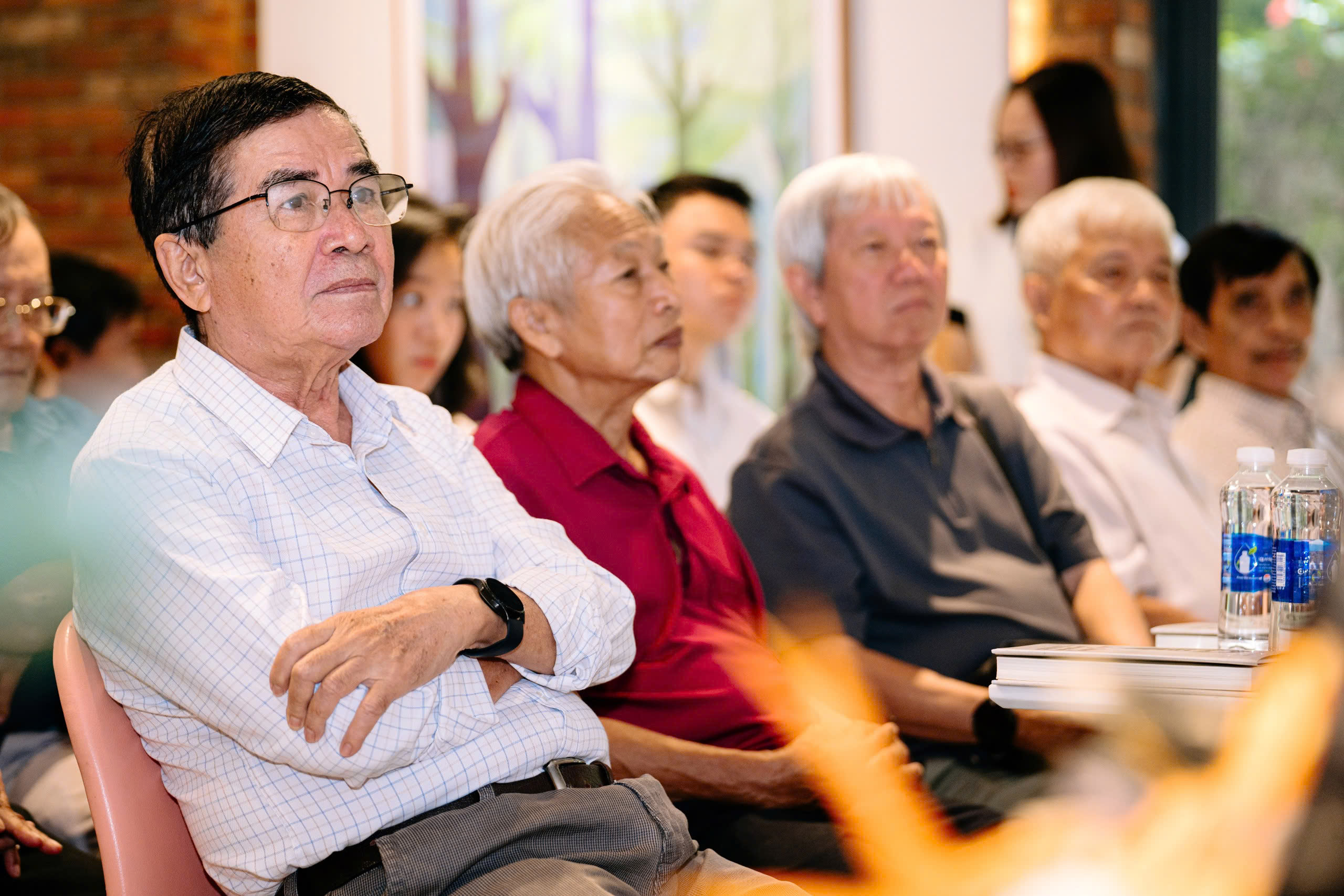 Quỹ 'Hành trình yêu thương - Đỗ Gia Khởi' trao Tuổi Trẻ 50 triệu đồng tiếp sức đến trường - Ảnh 2.