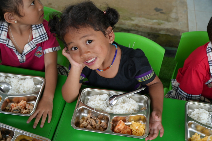 Học sinh tại trường Axan Tr’hy với bữa ăn bán trú đầy đủ đầu tiên tại trường. Ảnh: Kim Anh