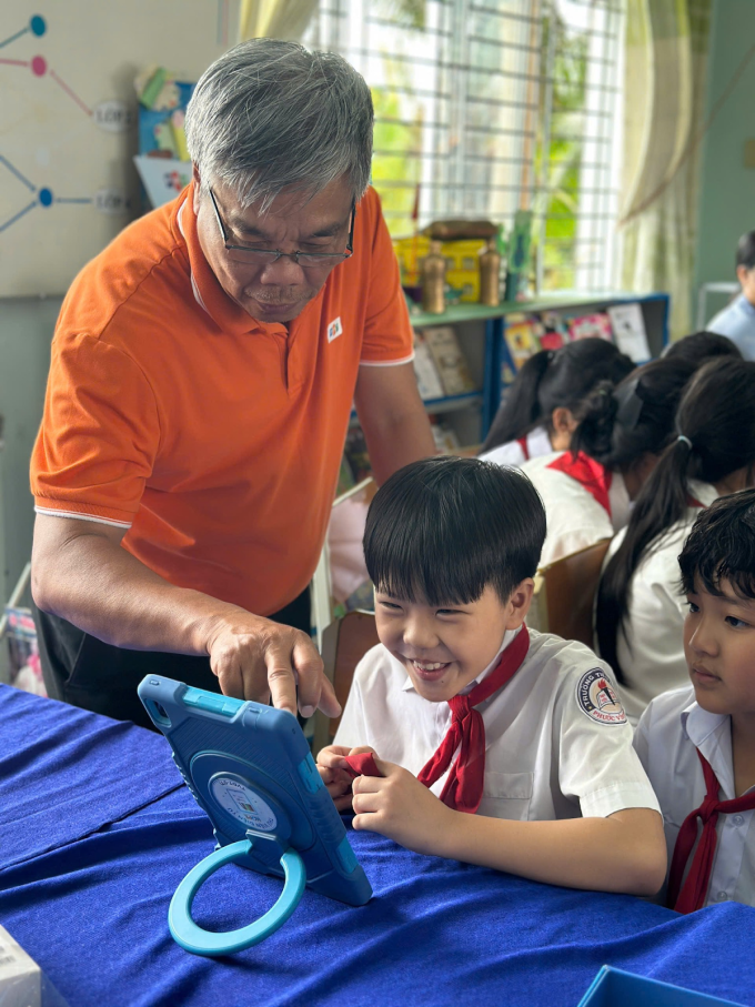 Các em học sinh tại Tây Ninh hào hứng trải nghiệm thư viện điện tử. Ảnh: FPT