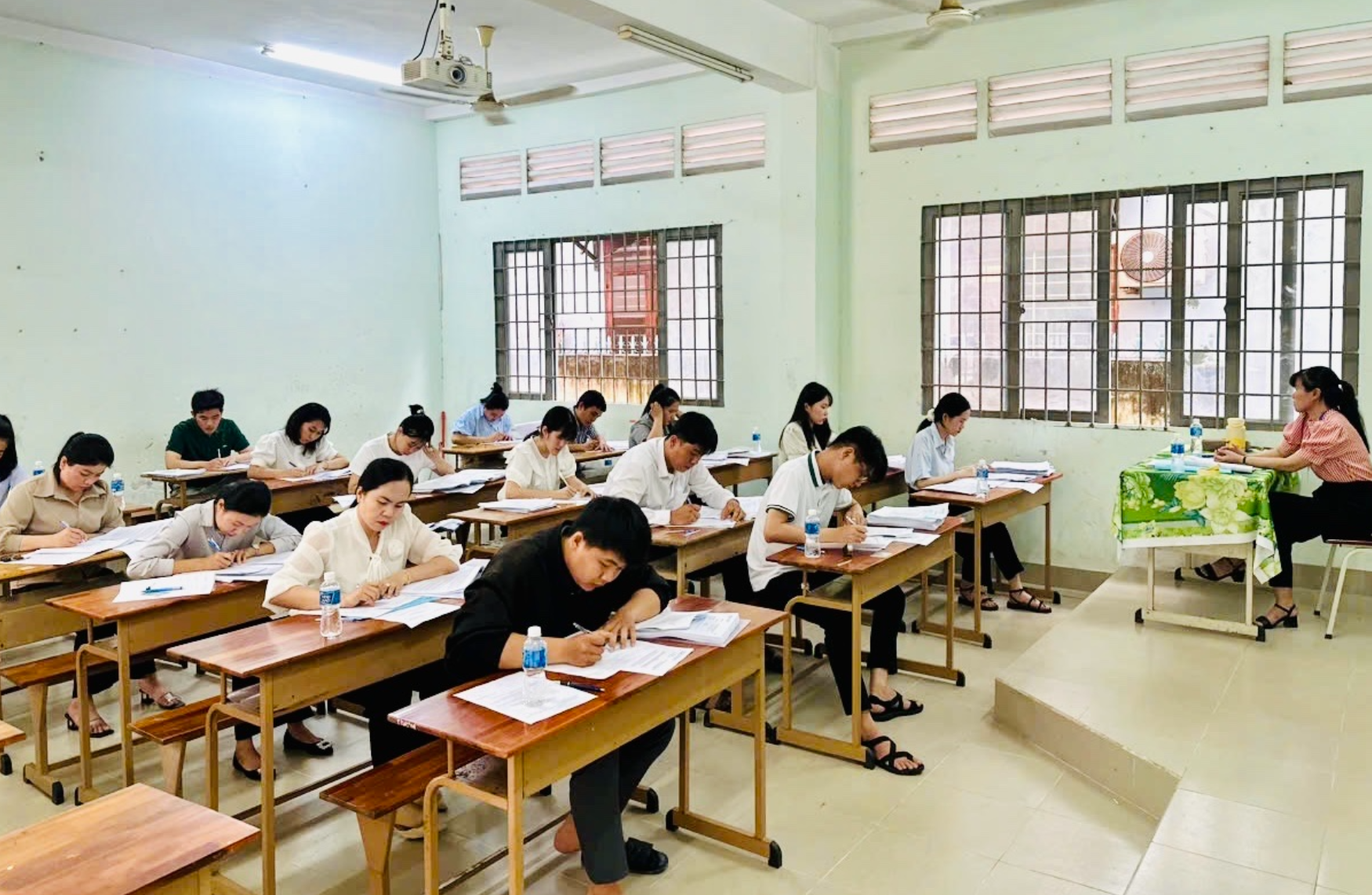 Quy chế mới nhất về thi tuyển, xét tuyển công chức, áp dụng từ 10-12-2025 - Ảnh 1.