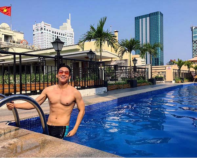 Quý ông Vbiz U50 vẫn độc thân, phong độ ngời ngời nhờ tập luyện thể thao, gây sốt khi đóng Mưa Đỏ- Ảnh 2.