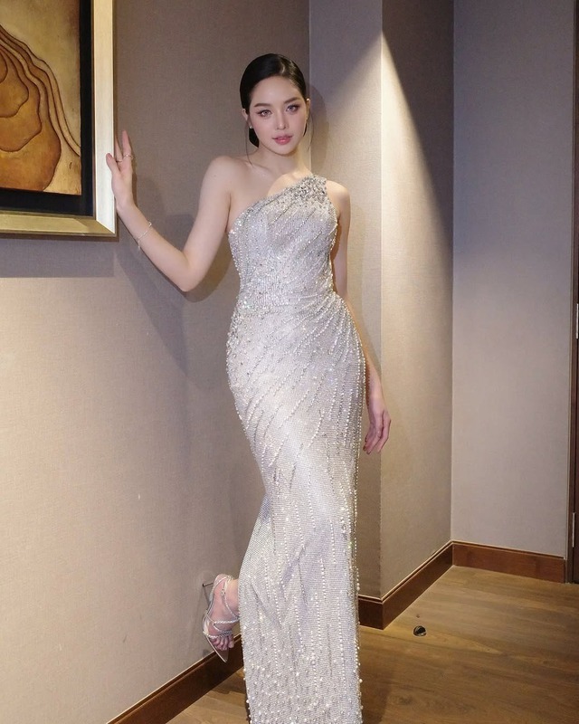 Quyến rũ, nổi bật trong đêm tiệc với trang phục kim sa- Ảnh 1. Quyến rũ, nổi bật trong đêm tiệc với trang phục kim sa- Ảnh 1.