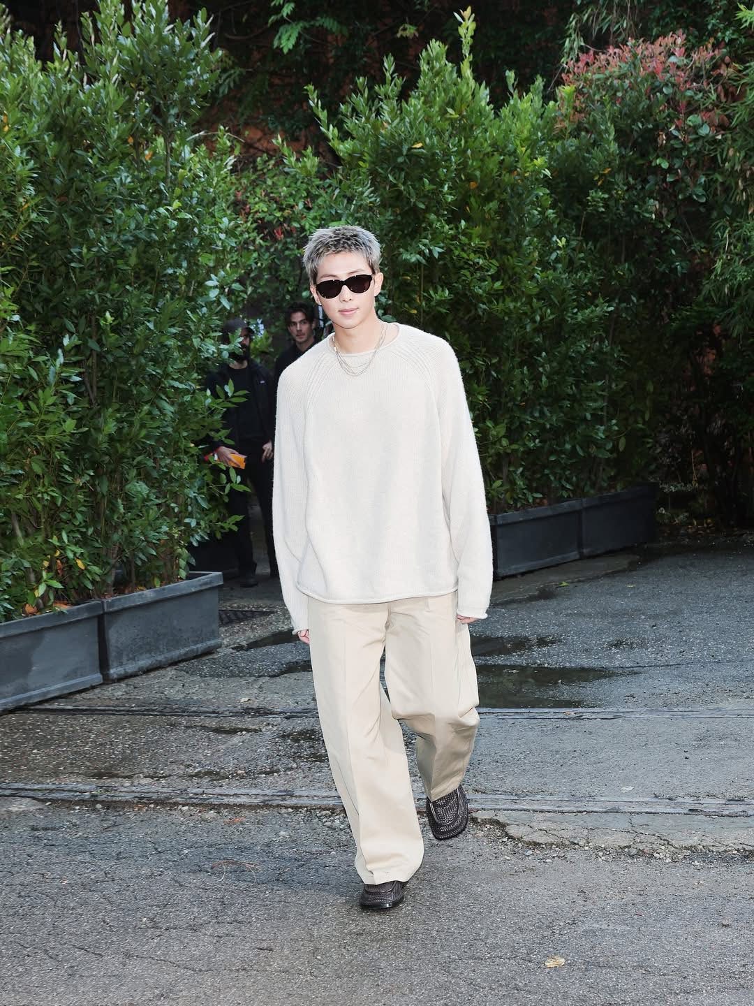 RM (BTS) và Dương Tử Quỳnh cùng dàn sao gây bão tại Milan - Ảnh 1. RM (BTS) và Dương Tử Quỳnh cùng dàn sao gây bão tại Milan - Ảnh 1.