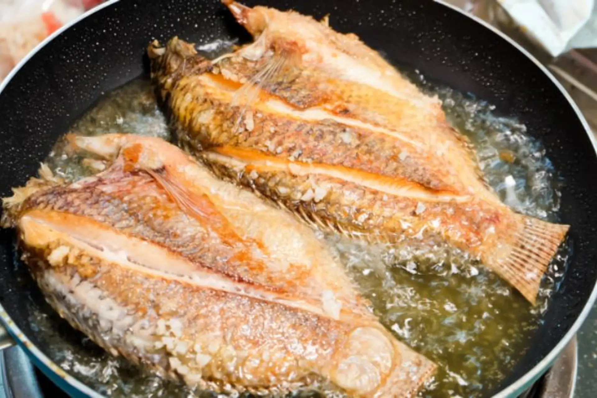 Rán cá, đổ ngay dầu vào chảo là sai, thêm bước nữa, cá vàng giòn, không bắn dầu tung tóe 3 Rán cá, đổ ngay dầu vào chảo là sai, thêm bước nữa, cá vàng giòn, không bắn dầu tung tóe - 3