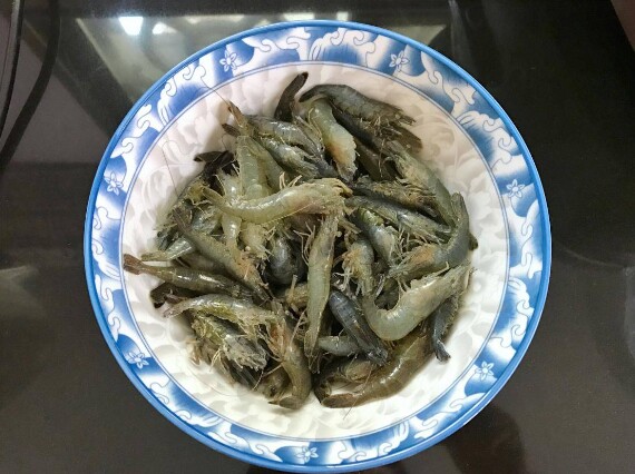 Rang tôm tuyệt đối không cho thứ nước này, tôm sẽ đỏ au, giòn ngon, thơm nức chẳng có mùi tanh - 1