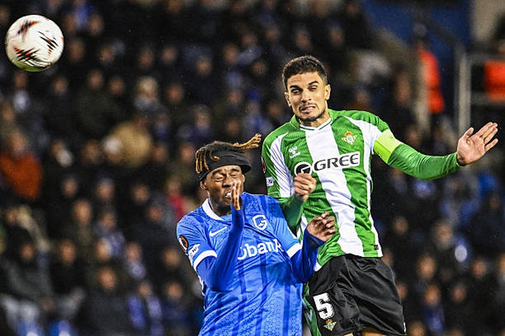 Real Betis của Antony mờ nhạt, các đội bóng lớn chật vật ở Europa League - 1