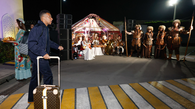 Kylian Mbappe tại sân bay Almaty, Kazakhstan đêm ngày 28/9. Ảnh: Real Madrid FC