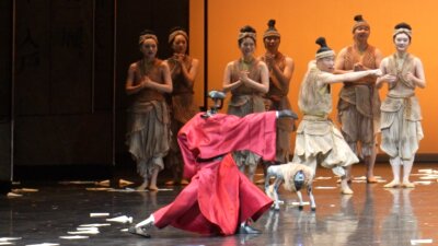 Robot nhào lộn, nhảy điệu múa cổ Trung Hoa