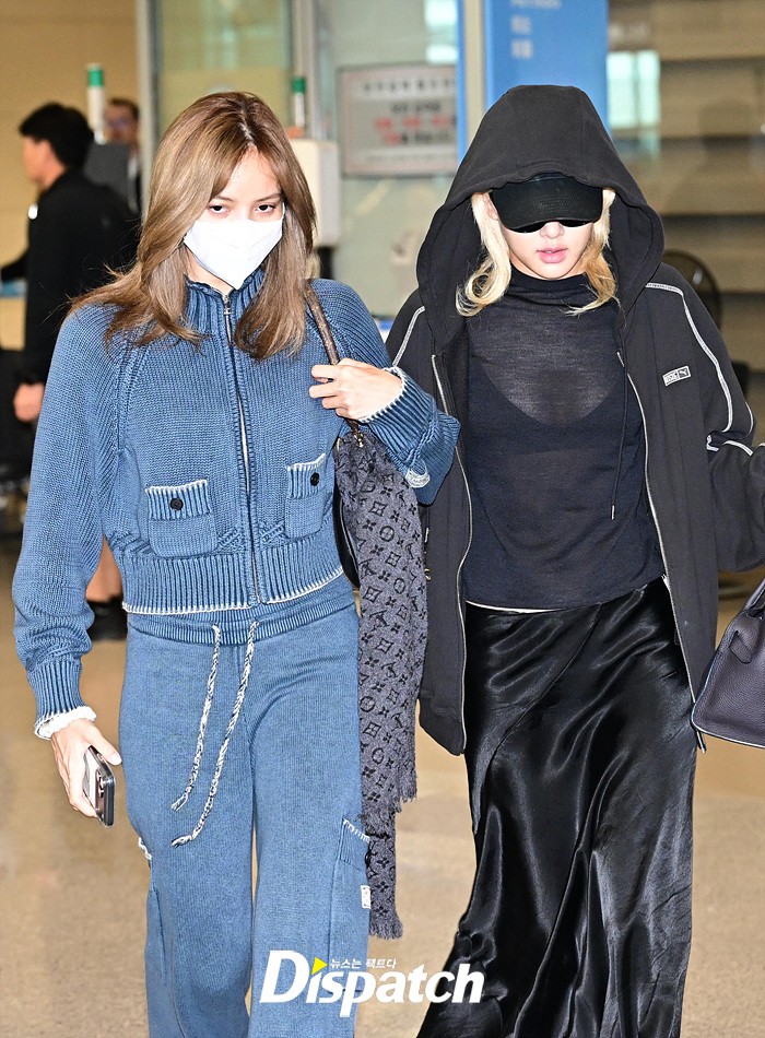 Rosé khoác tay Lisa (BLACKPINK) về nước, thái độ gây chú ý sau ồn ào bị ghẻ lạnh- Ảnh 1.