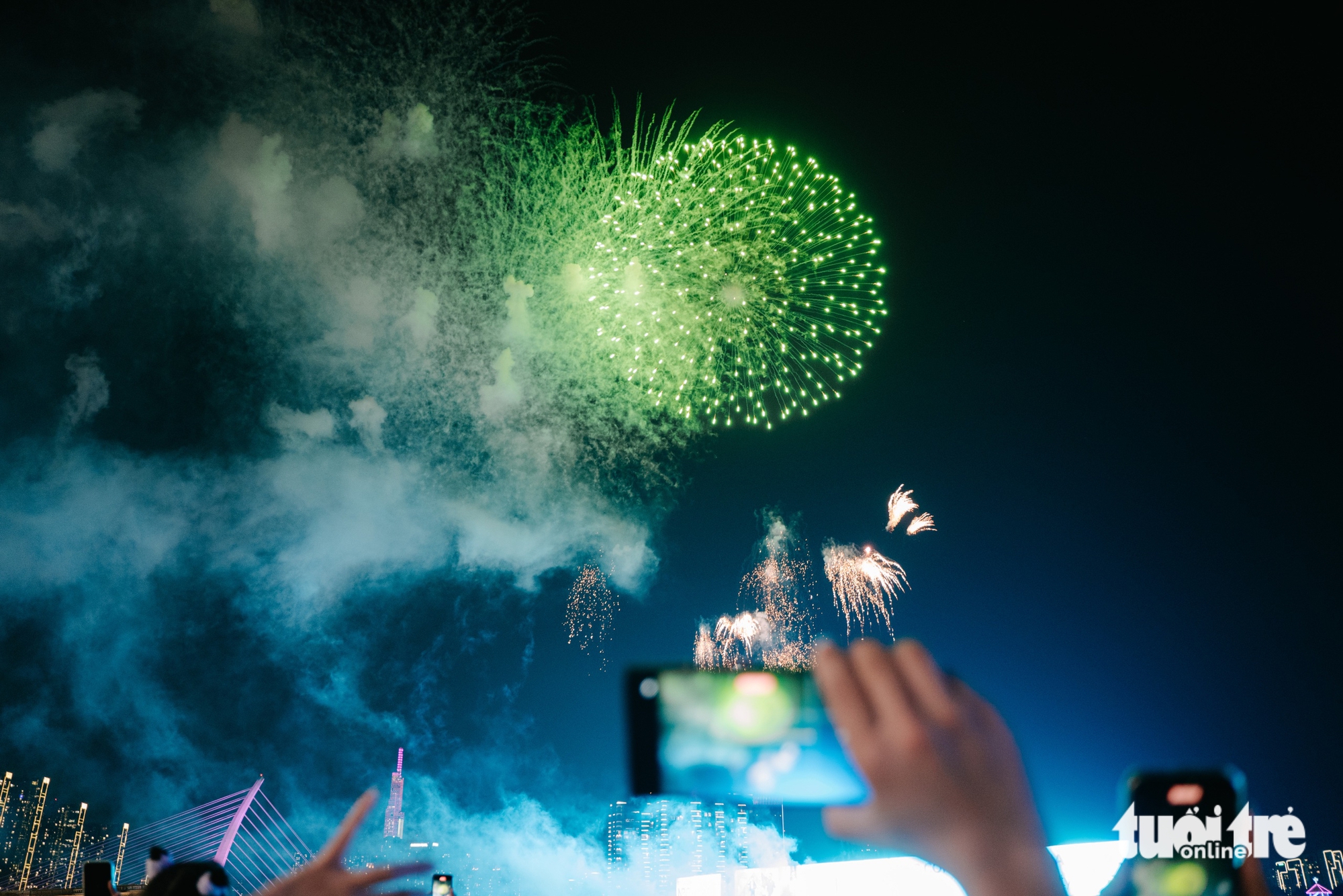 Người dân, du khách TP.HCM đổ xô ra Bến Bạch Đằng xem pháo hoa mừng đại lễ 30-4 - Ảnh 1. Rực rỡ pháo hoa mừng đại lễ 30-4 - Ảnh 1.