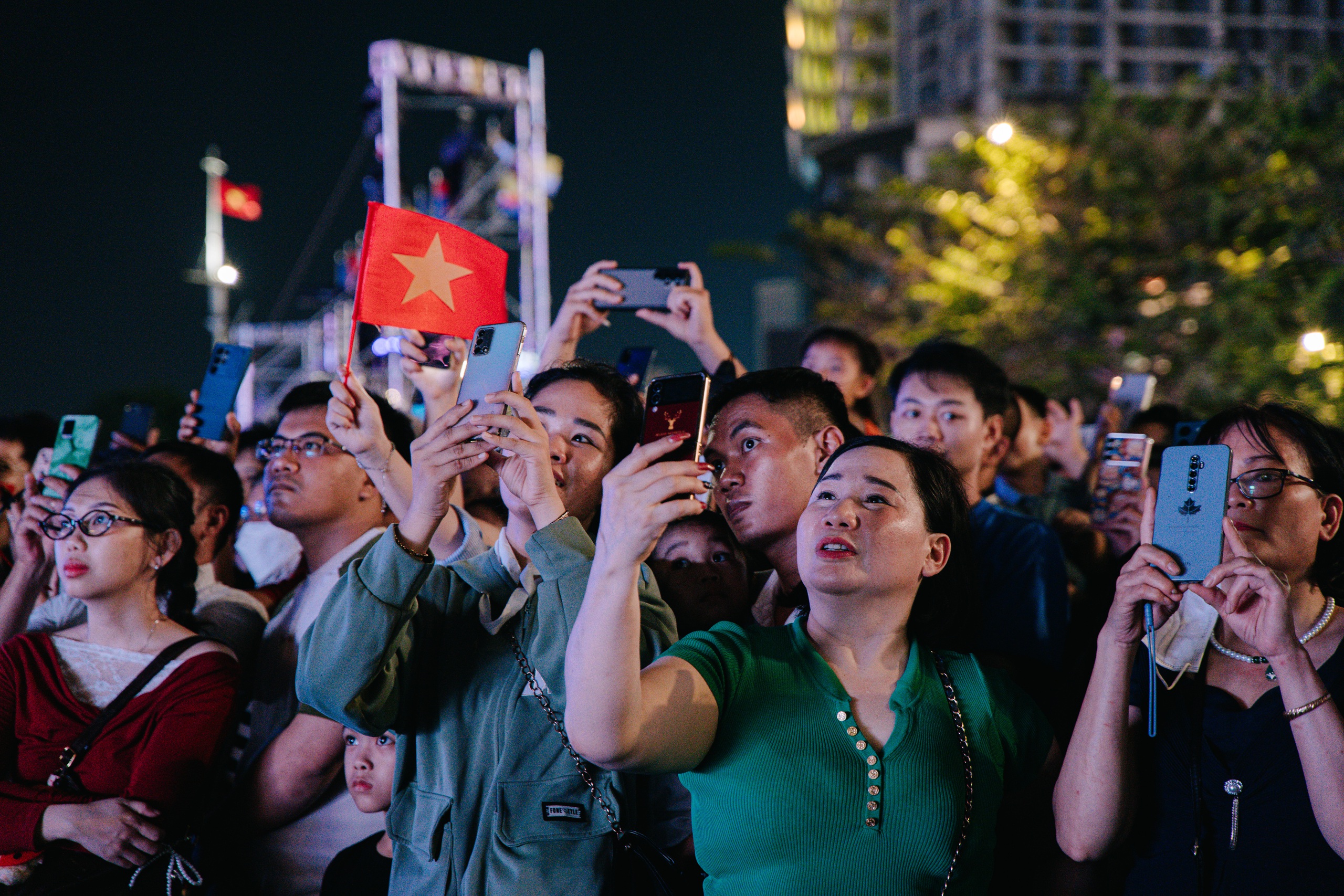 Người dân, du khách TP.HCM đổ xô ra Bến Bạch Đằng xem pháo hoa mừng đại lễ 30-4 - Ảnh 5. 30-4 - Ảnh 5.