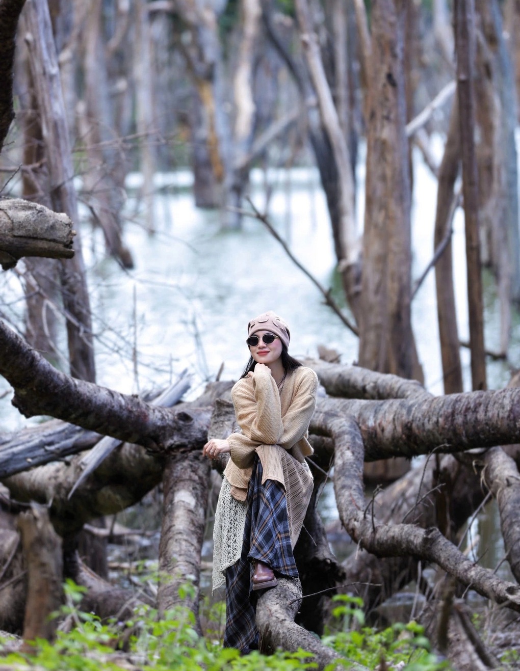 Rừng chết giữa hồ xanh ở Măng Đen, khung cảnh ma mị hút khách check-in - 1