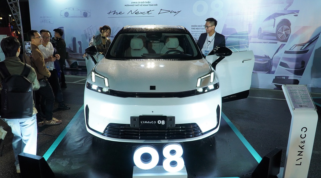 SUV PHEV 5 chỗ Lynk & Co 08 giá từ 1,3 tỉ đồng tại Việt Nam - Ảnh 1.