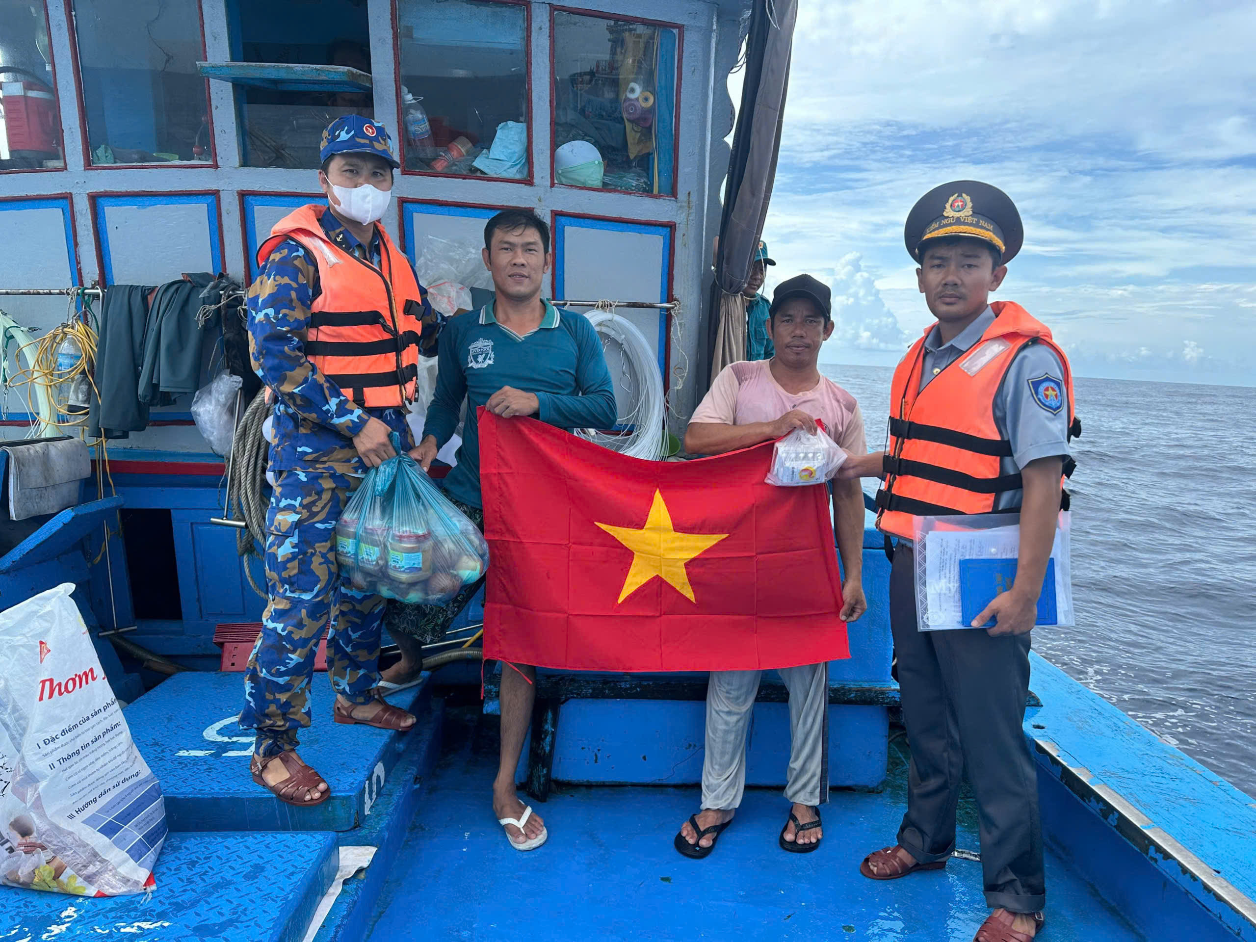 Sắc đỏ thiêng liêng giữa biển - Ảnh 3.