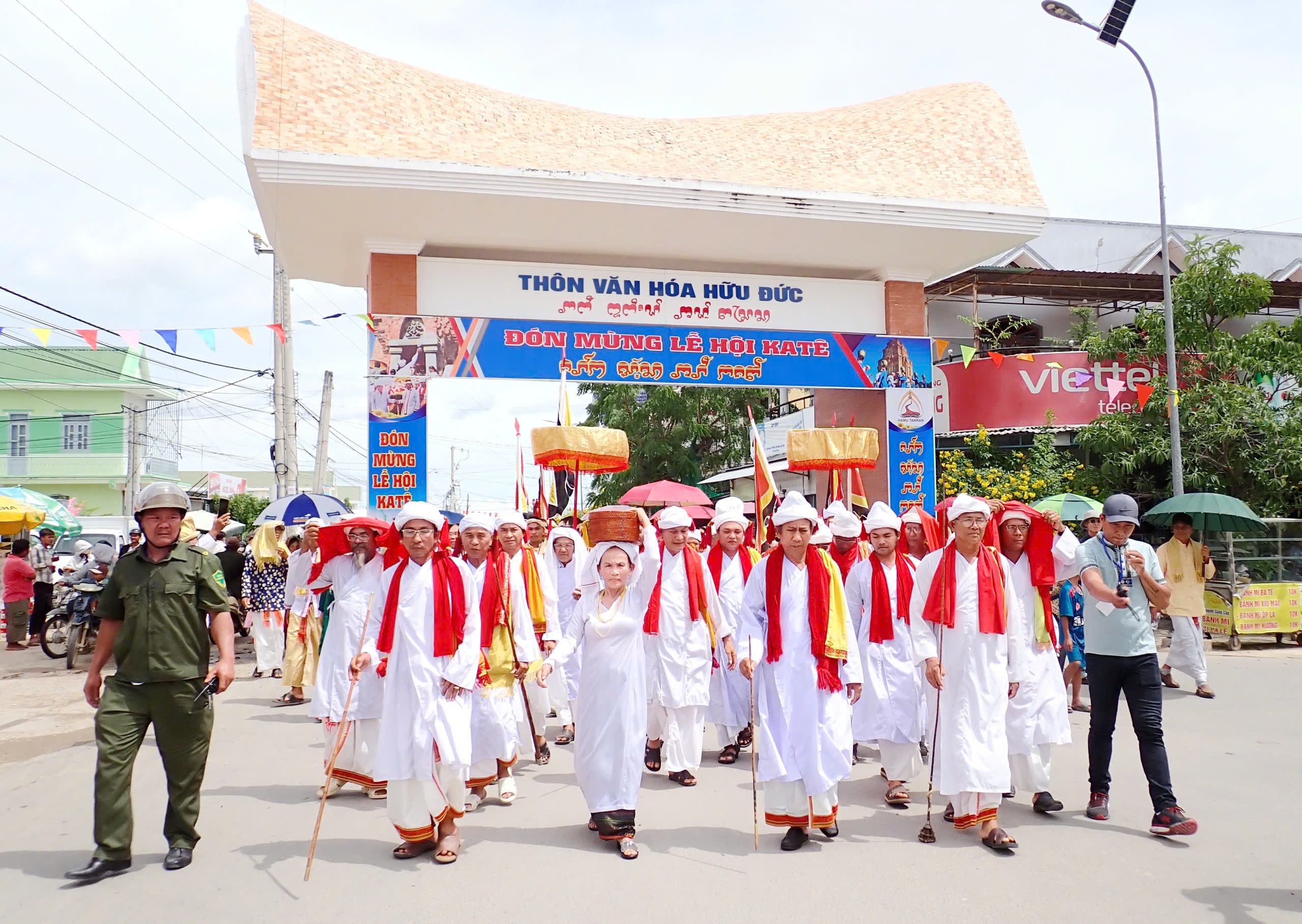 Sắc màu lễ rước y trang của đồng bào Chăm tại lễ hội Katê 2025- Ảnh 1. Sắc màu lễ rước y trang của đồng bào Chăm tại lễ hội Katê 2025- Ảnh 1.