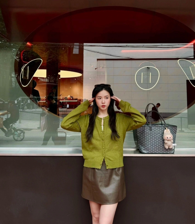 Phong cách sang trọng, đẳng cấp với sắc xanh rêu, xanh ô liu - Ảnh 4.