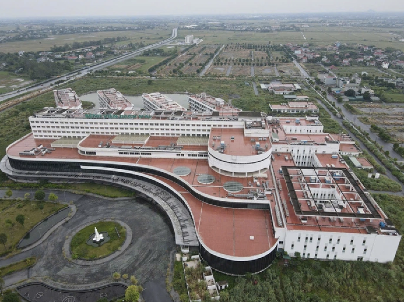 Sai phạm ở Bệnh viện Bạch Mai 2 và Bệnh viện Việt Đức 2 gây lãng phí 762 tỉ đồng - Ảnh 2.