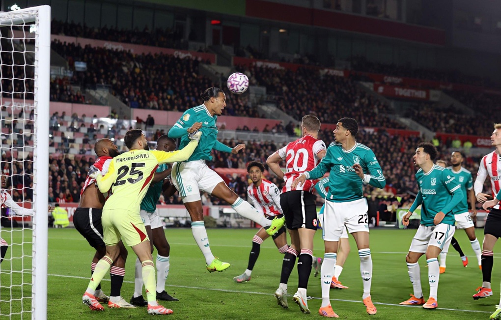 Salah ghi bàn muộn, Liverpool vẫn thua đau trên sân Brentford - 1