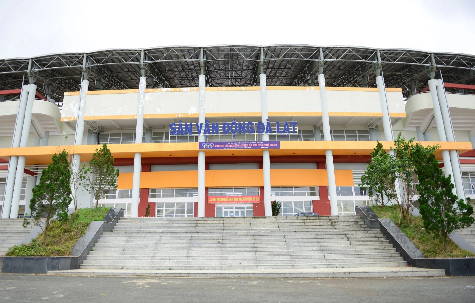 Sân Đà Lạt hàng trăm tỉ đồng bị xuống cấp nghiêm trọng, rất nhếch nhác: Quá lãng phí!- Ảnh 2.