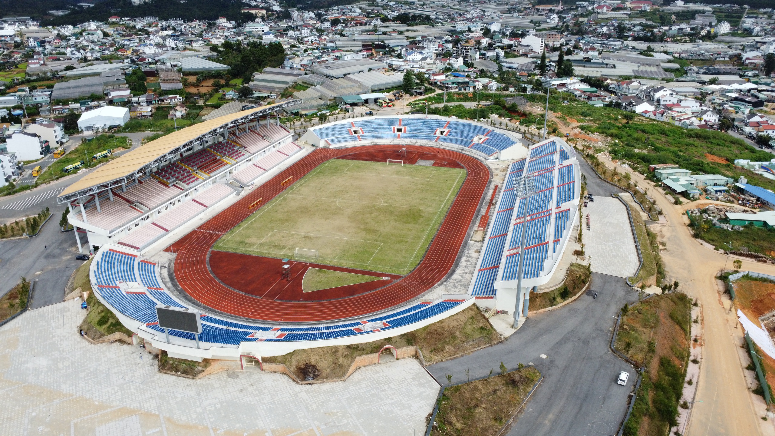 Sân Đà Lạt hàng trăm tỉ đồng bị xuống cấp nghiêm trọng, rất nhếch nhác: Quá lãng phí!- Ảnh 1.