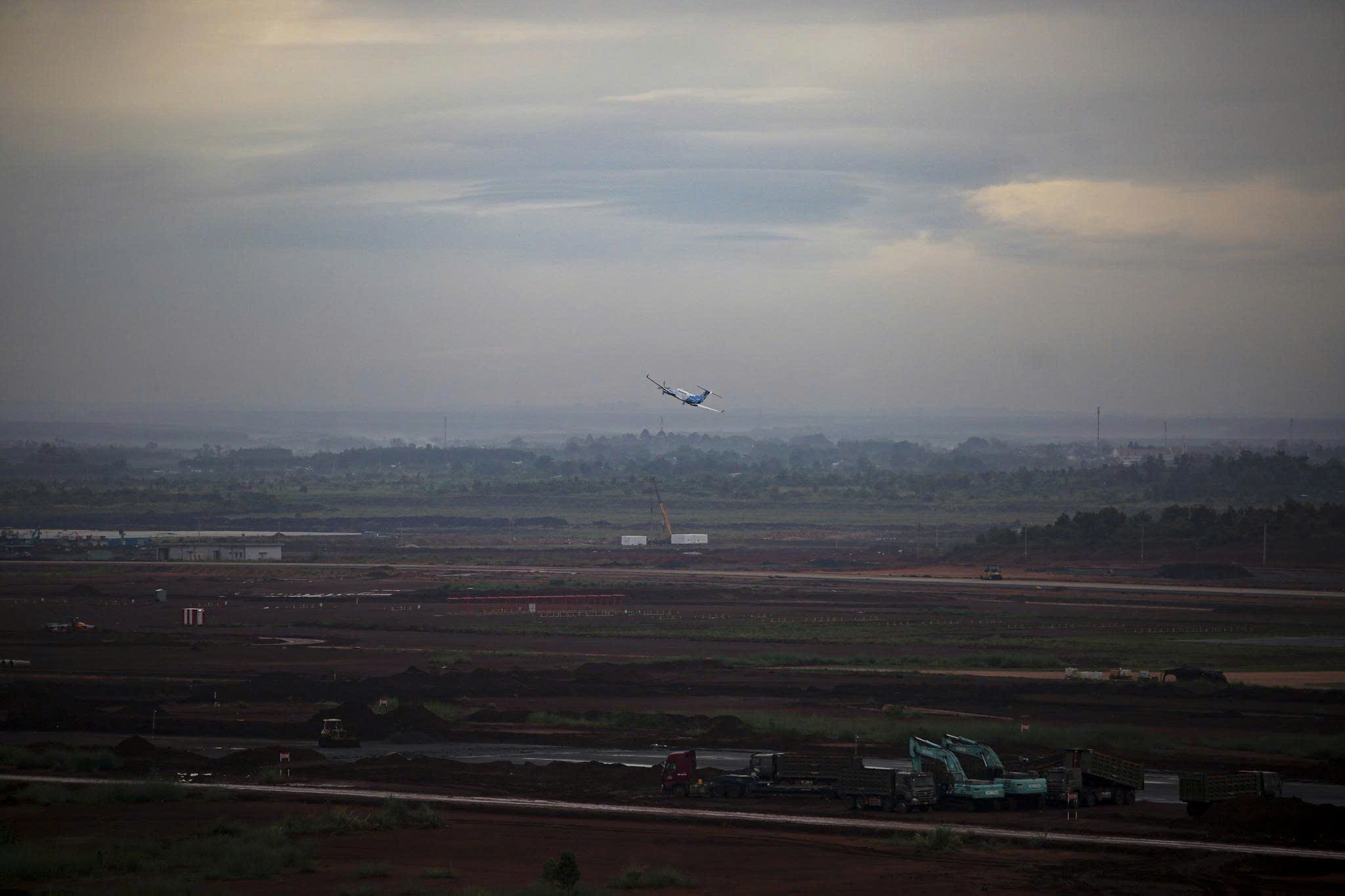 Sân bay Long Thành đón chuyến bay đầu tiên vào 19 - 12: Cận cảnh tiến độ thi công - Ảnh 3.