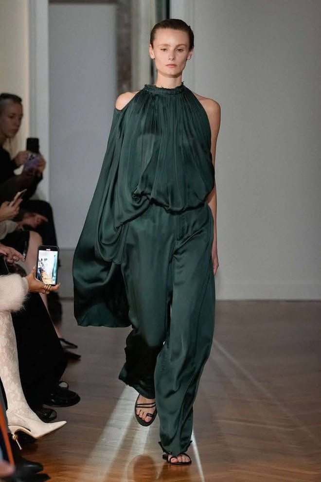 Sáng bừng không gian tiệc thu với các thiết kế lụa và vải mềm- Ảnh 1. Sáng bừng không gian tiệc thu với các thiết kế lụa và vải mềm- Ảnh 1.