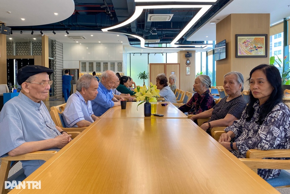 “Sáng đưa, chiều đón” người già - 1