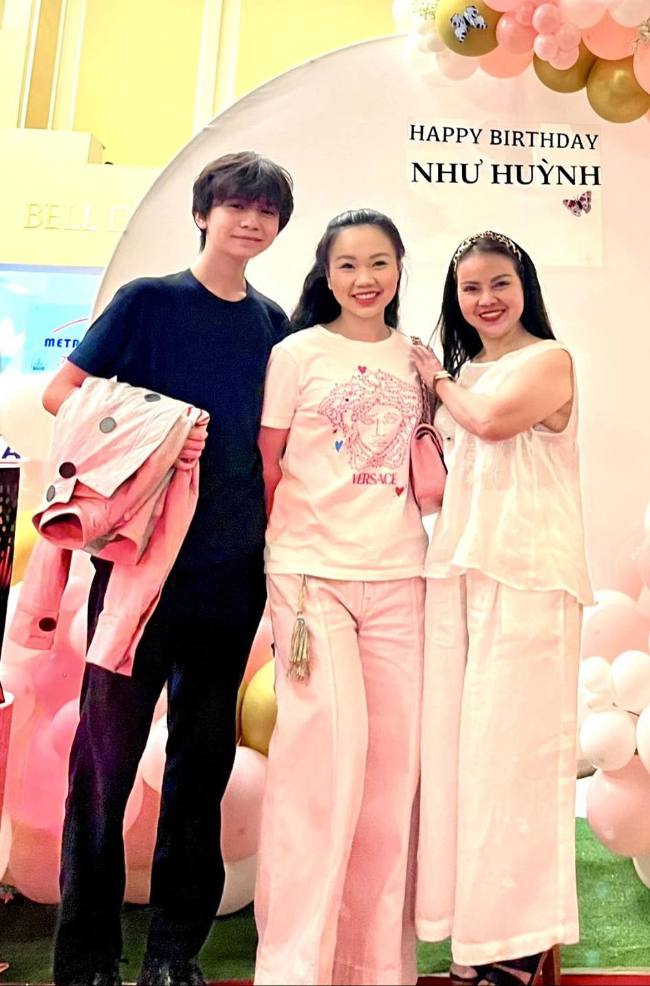 Sao Việt 24h: Đàm Vĩnh Hưng chúc mẹ ruột của con trai hạnh phúc, nhắc lại bài thơ tặng riêng trong đám cưới 3 2 con nuôi của Đàm Vĩnh Hưng bên cạnh mẹ ruột.