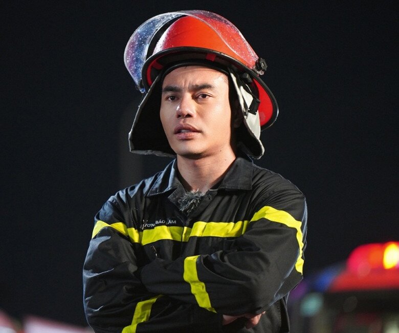 Lê Dương Bảo Lâm hóa thân thành chiến sĩ phòng cháy chữa cháy.